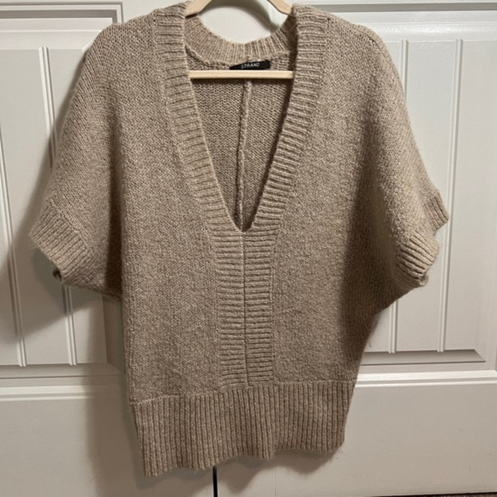 Tan/Beige V Neck Short Sleeve Sweater | Size Medium